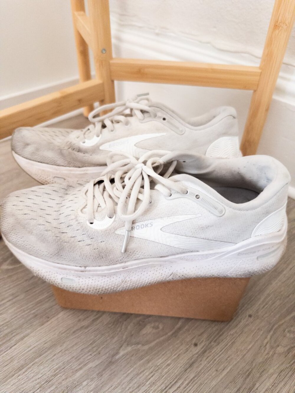 Brooks Women's Ghost Max Neutral Running Shoe White & Oyster - 9.5 EUR 41